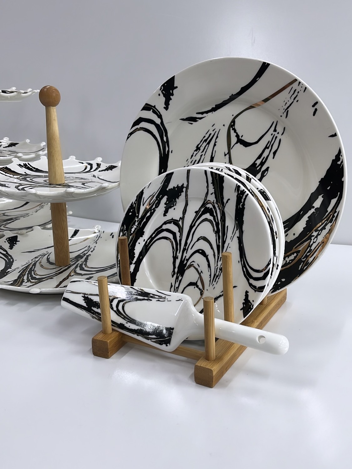 Plate set and dessert holder