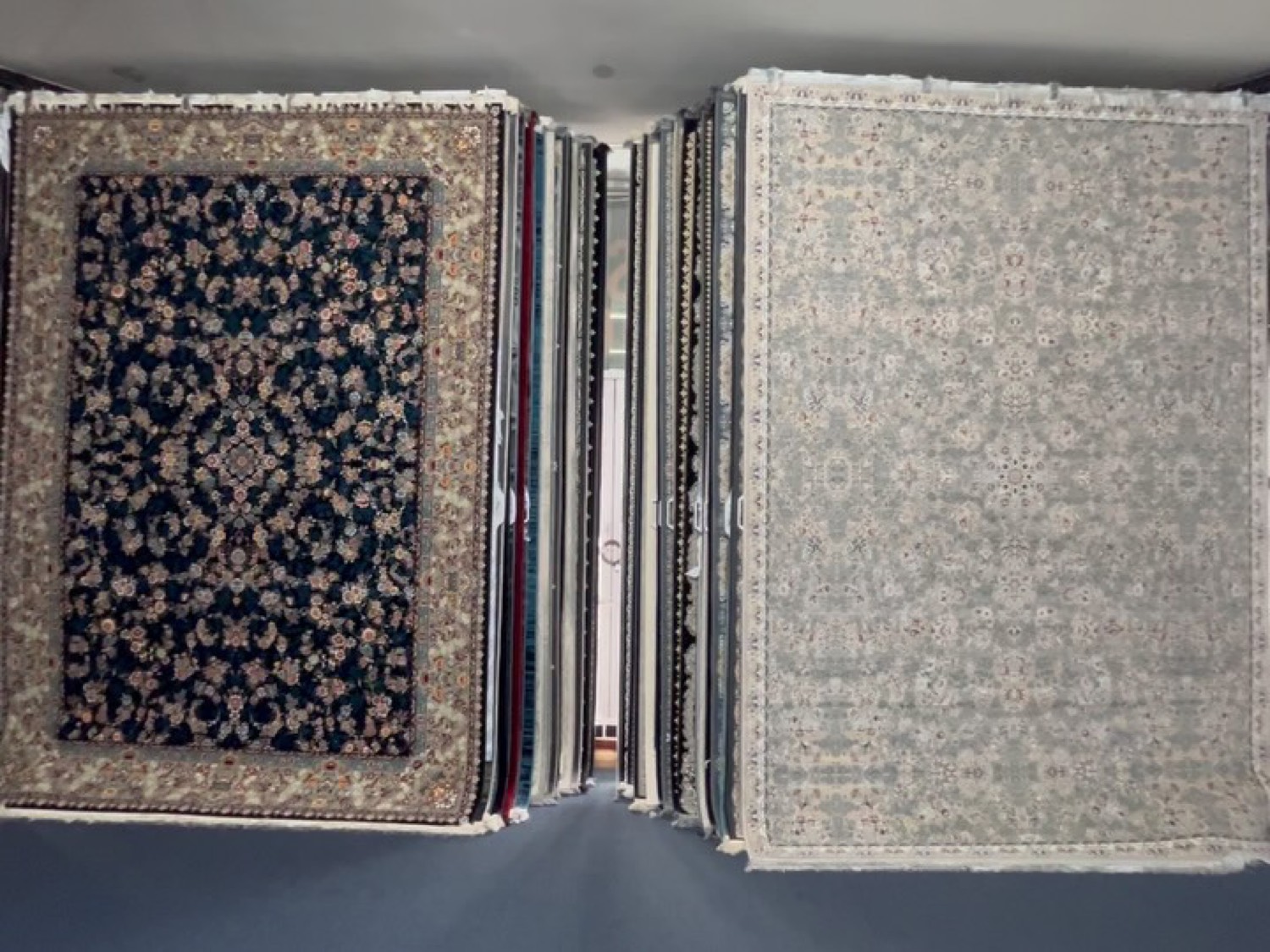 Persian rug in the 700 reed grade with classic corner detailing