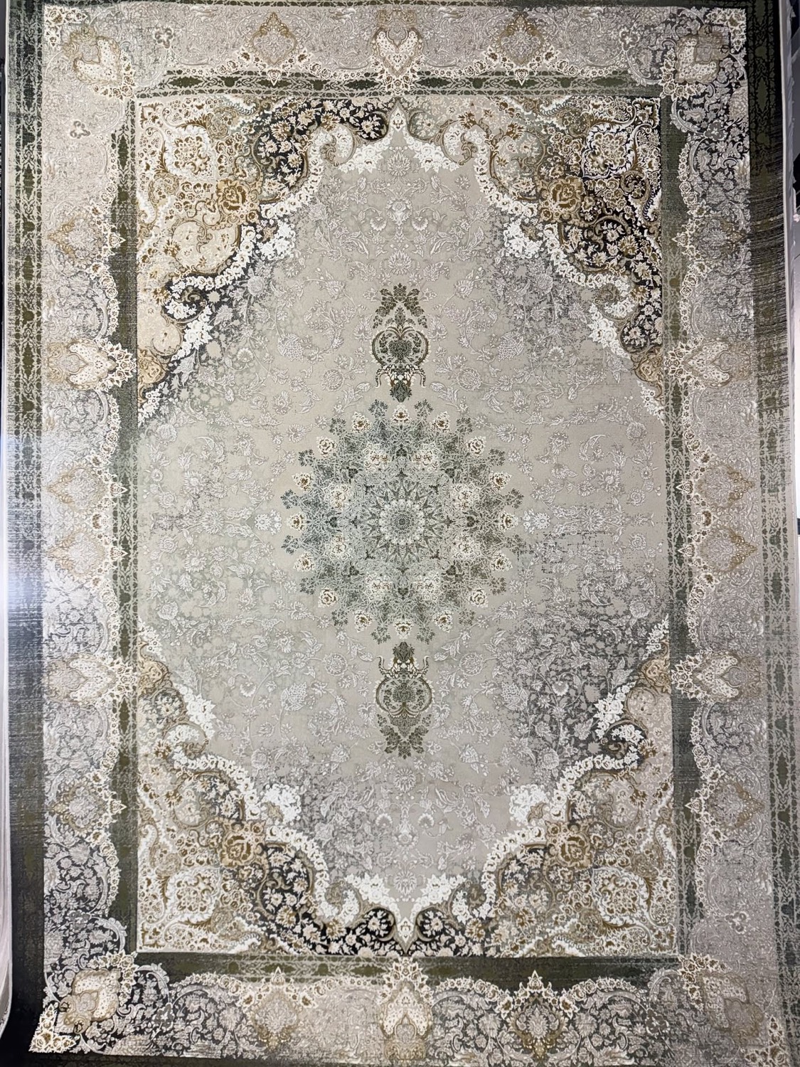 Fine Persian rug in a light colourway