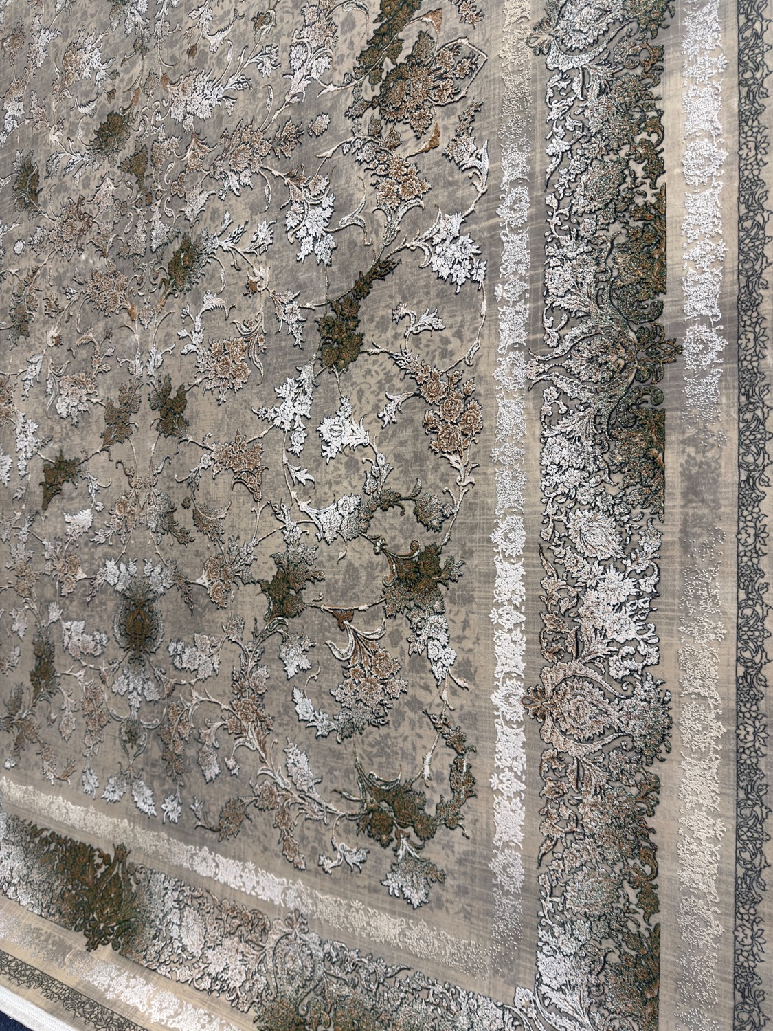 Persian rug with detailed border, 2026 collection